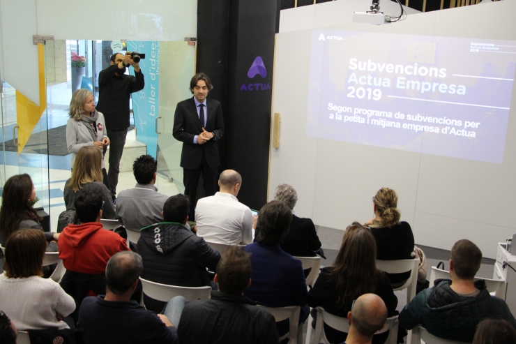 El secretari d'Estat en funcions per a la Diversificació Econòmica i Innovació, Josep Maria Missé, i la directora d'Actua Empresa, Judit Hidalgo, durant la presentació de la segona campanya de subvencions.